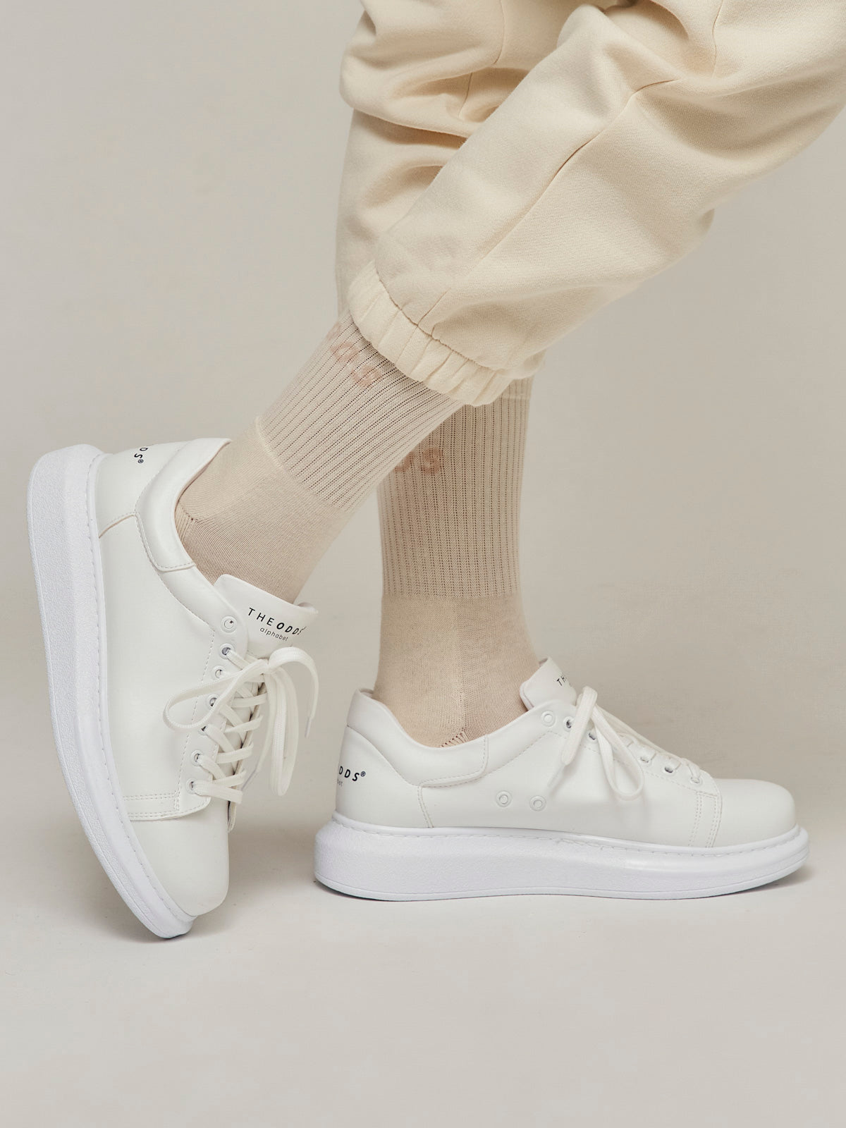 Neo Socks With The Buttercream Tone-On-Tone Logo/ alphabet